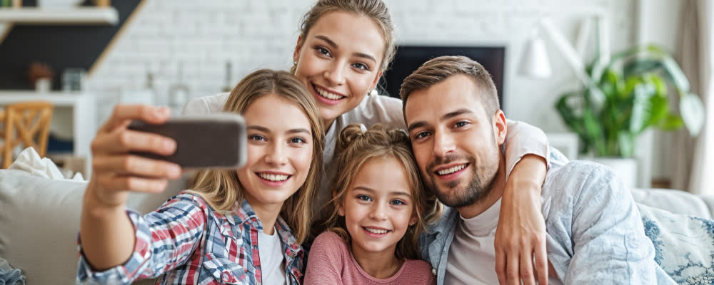 Sağlıklı gülümseyen aile